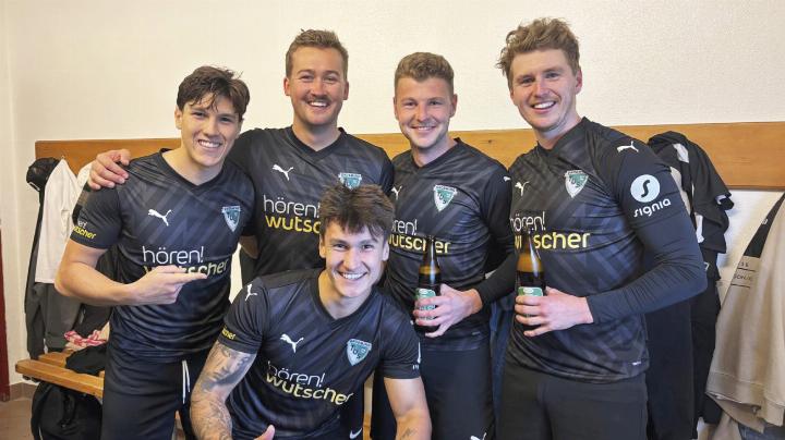 Die Torschützen des TUS Gröbming beim 6:2-Auswärtserfolg gegen den FC Ramsau: Yannik Suchanek, Paul Kerschbaumer-Gugu, Andreas Spanberger (2 Tore), Andreas Wieser (von links); vorne knieend: Fabian Schwarzkogler. Foto: TUS Gröbming