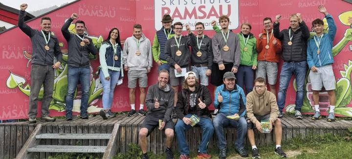 Die jungen Handwerker von Wieser verbrachten kürzlich einen sportlichen Tag in Ramsau am Dachstein. Foto: Wieser Handwerk