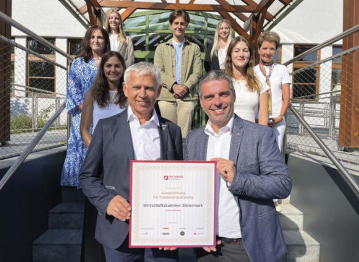 Das Team der WKO-Regionalstelle Ennstal/Salzkammergut mit Regionalstellenobmann Egon Hierzegger (vorne links) freut sich über die Auszeichnung. Foto: WKO Ennstal/Salzkammergut