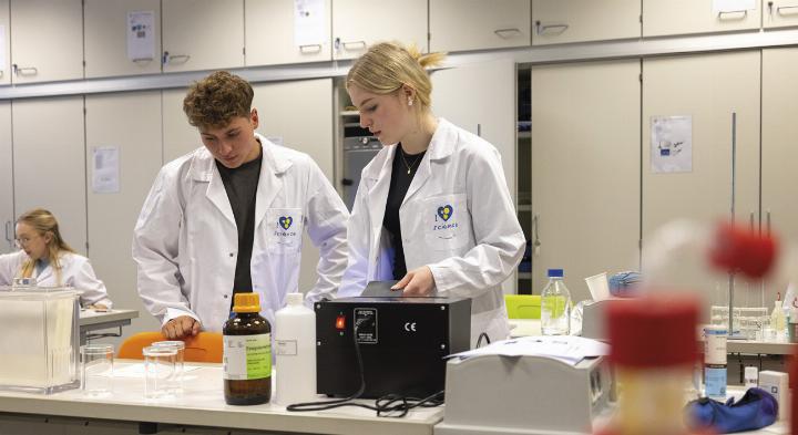 Der naturwissenschaftliche Zweig am Stiftsgymnasium zeichnet sich auch durch eine Partnerschaft mit der Montanuni Leoben aus.