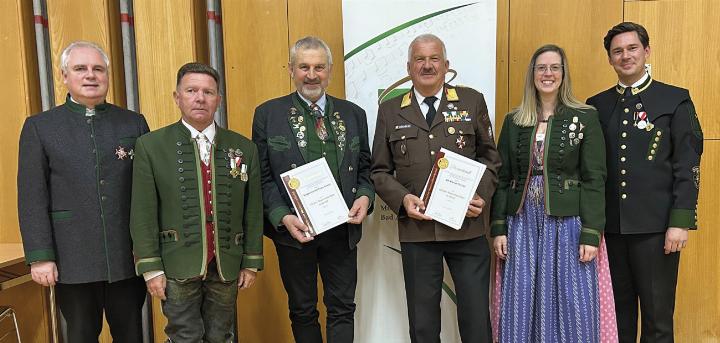 Bgm. Franz Frosch und ABI Werner Fischer erhielten vom Musikbezirk Bad Aussee das „Förder-Ehrenzeichen“ in Gold. Foto: o.K.
