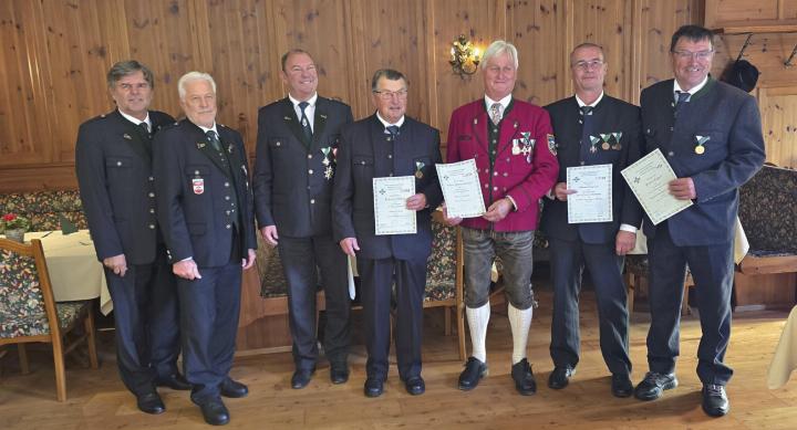 Der ÖKB St. Martin am Grimming zeichnete Mitglieder für ihre langjährige Treue und besonderen Verdienste aus. Foto: ÖKB St. Martin am Grimming