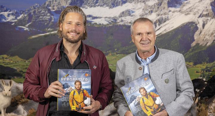 Sebastian Ströbel (li.) beleuchtet in dem Buch gemeinsam mit dem erfahrenen Ramsauer Bergretter Heribert Eisl den schmalen Grat zwischen Fiktion und Realität. Foto: Martin Huber