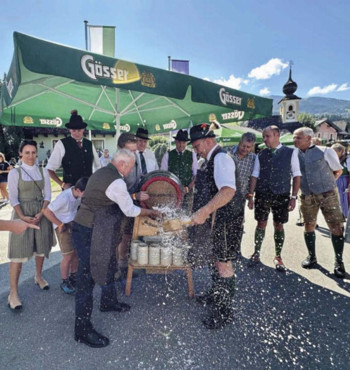 Traditionell wurde der Aicher Kirtag mit dem Bieranstich eröffnet.