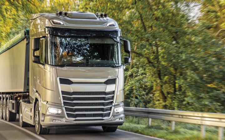 Nach dem LKW-Fahrverbot auf der Ennstal-Bundesstraße und der Triebener Tauernstraße wird nun auch eine dementsprechende Verordnung auf der Buchauer Straße B 117 gefordert.
Foto: freepik