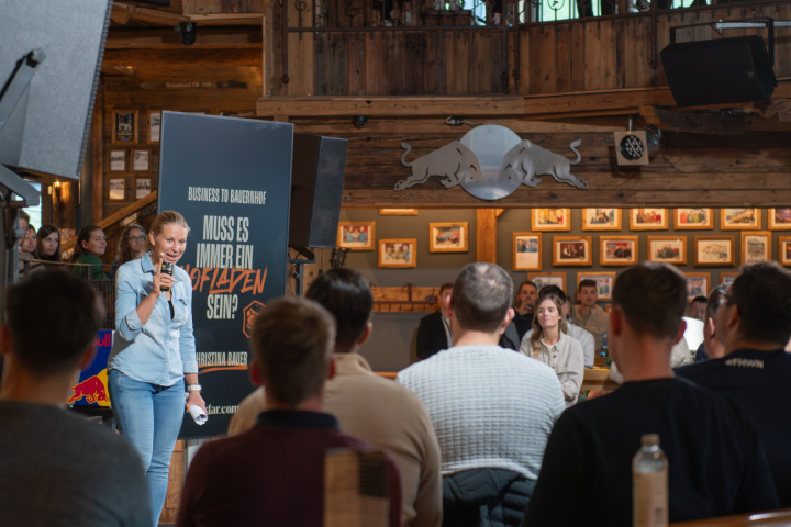 Viele junge Menschen aus ganz Österreich besuchten schon im Vorjahr das Burning-Hen-Festival. Heuer geht es am Samstag, dem 12. Oktober, in der Hohenhaus-Tenne in Schladming über die Bühne. Foto: Ennstaler