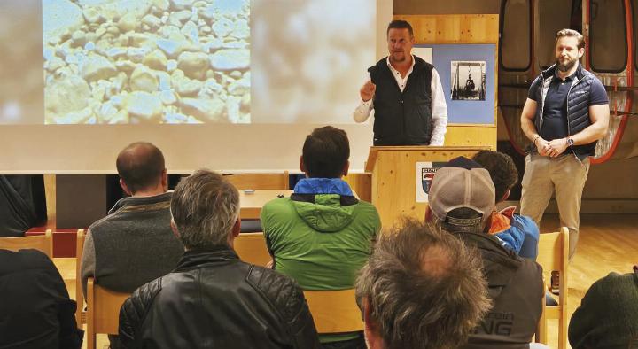 Unter dem Voristz von Obmann Markus Kraml fand kürzlich der Bezirksfischertag in Haus/E. statt.