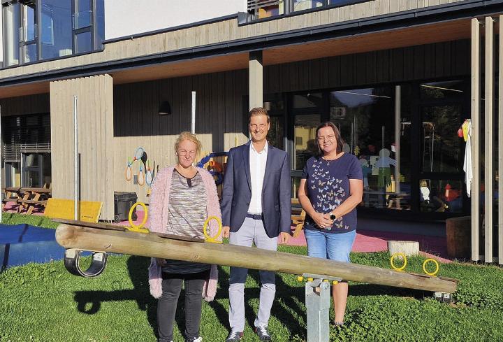 Freuen sich über den Zubau: Kindergartenleiterin Susanne Puchbauer-Schnabel, Bürgermeister Thomas Reingruber sowie die stellvertretende Kindergartenleiterin Karin Klinglhuber-Grießer.

Foto: Marktgemeinde Gröbming