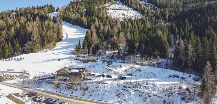 Die Pirklalm liegt direkt an der Piste am Galsterberg. Rund um die Schihütte sollen bis zur kommenden Wintersaison fünf Apartmenthäuser mit je vier Einheiten entstehen. Foto: Ennstaler
