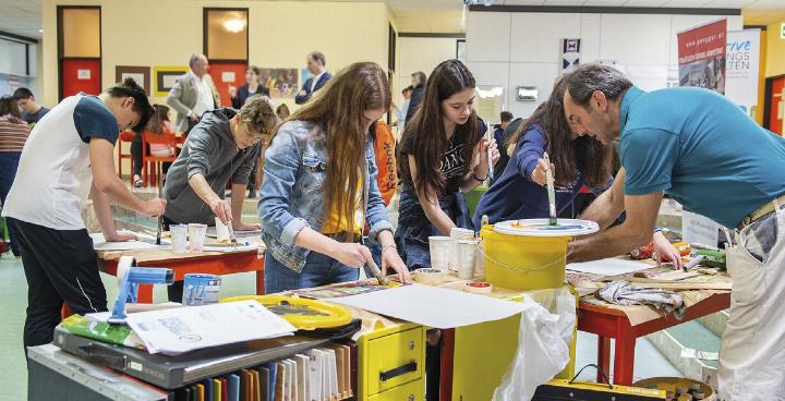 Malen, hämmern, kochen: Die kreativen Lehrlingswelten halten dank Leader auch im Bezirk Liezen Einzug, um Berufe kennenlernen zu können. 
Foto: Rene Strasser