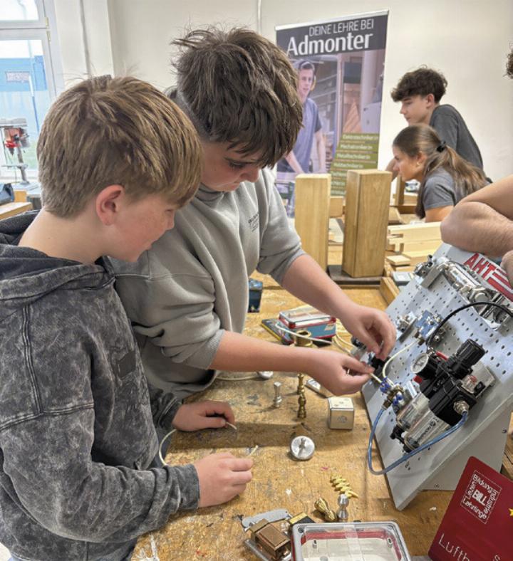 Mit Begeisterung beim Forschen und Experimentieren: Die MINT-Tage boten den Triebener Schülern spannende Einblicke. Foto: MS Trieben