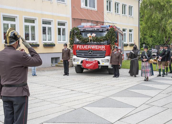 Großer Festakt: Der moderne Mercedes Atego HLF2 ersetzt das 30 Jahre alte Vorgängerfahrzeug. Foto: Franz Gruber-Veit