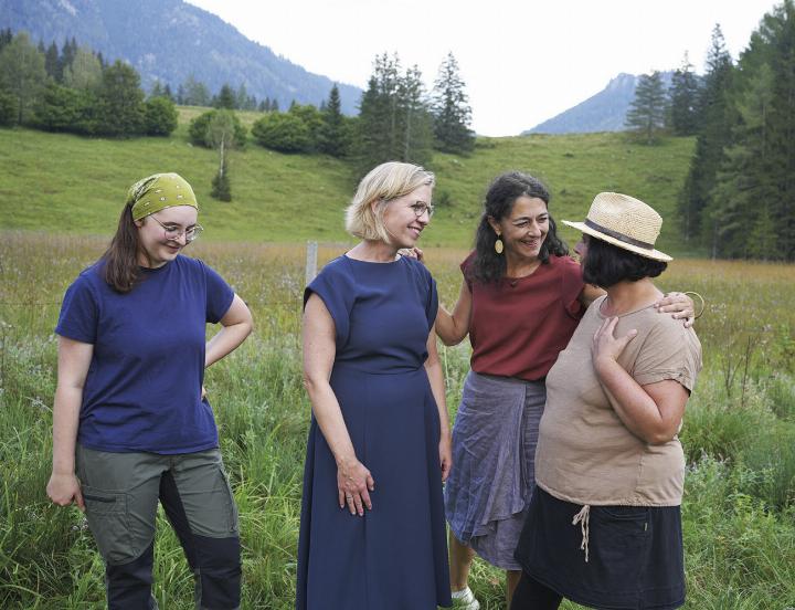 Lokalaugenschein in Bad Mitterndorf: Bundesministerin Leonore Gewessler und Klubobfrau Sandra Krautwaschl gemeinsam mit Johanna Marchner (links) und ihrer  Tochter Amelie. Foto: © Grüne Steiermark