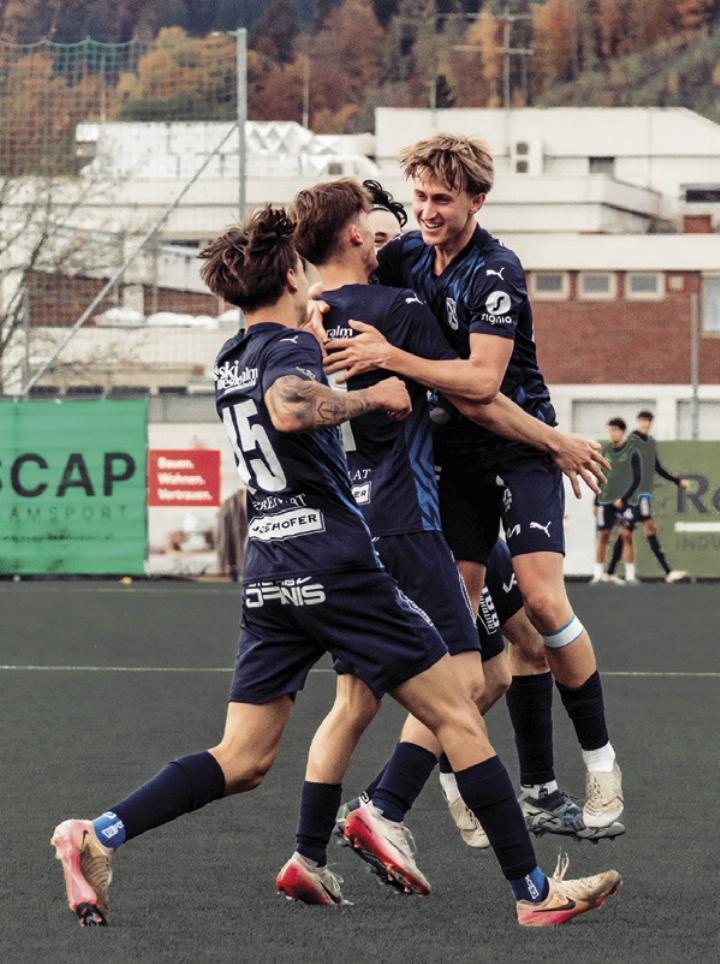 Daniel Cosic jubelte nach seinem Tor zum 1:2 mit seinen Mitspielern. Foto: Reitegger Daniel Cosic jubelte nach seinem Tor zum 1:2 mit seinen Mitspielern. Foto: Reitegger