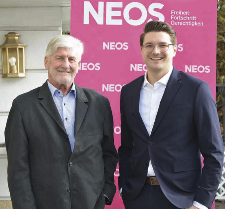 Neos-Landessprecher Niko Swatek (re.) präsentierte mit August Singer (li.) den Spitzenkandidaten für Liezen. Foto: o.K.