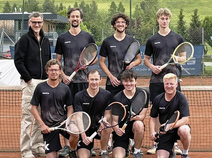 Nicht zuletzt dank der neuen Dressen feierte die Mannschaft des TC Gröbming in der Landesliga B einen 6:3-Heimsieg gegen Wildon. Stehend von links hinten: Dressensponsor Gerhard Kreiner, David Trinker, David Kreiner, Matteo Trinker; vorne von links: Marco Schwab, Christoph Tritscher, Tristan Maier, Klaus Egger. Foto: o.K.
