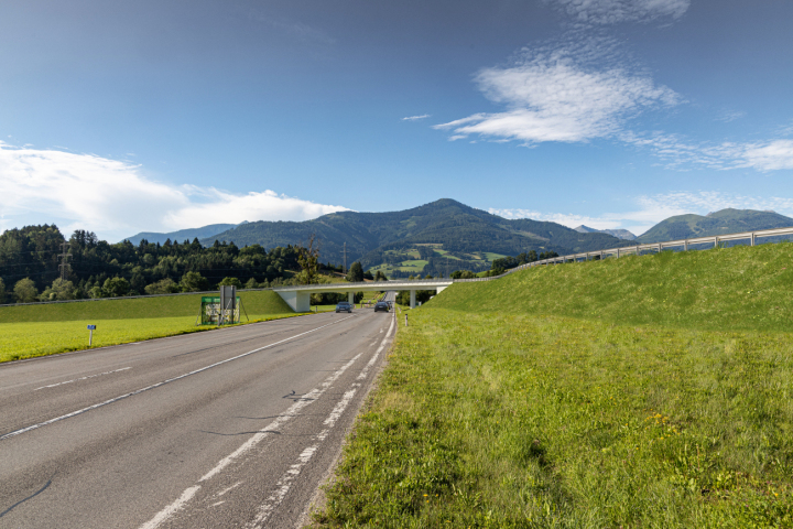 Die 60 Meter lange Brücke inklusive Gehsteig ermöglicht auch für Fußgänger eine niveaufreie Überquerung der Ennstal-Straße. Foto: Gemeinde Gröbming