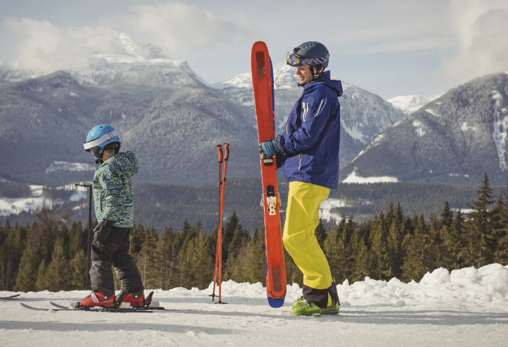 Kleine, speziell von Gemeinden betriebene Skigebiete verschwinden zunehmend. Für den Bürgermeister von Wald am Schoberpaß sehe man den politischen Willen nicht, dass „Österreich eine Ski-Nation bleiben soll“. Foto: freepik nicht mehr weiterbetreiben, weil es einfach unmöglich geworden ist, das finanziell darzustellen“, betont Moser. Schneeunsicherheit nimmt zu Zusätzlich zu den Kosten setzt die Klimaerwärmung kleinen Skigebieten immer mehr zu. Schnee verschwindet immer mehr aus den Tälern und fällt in größeren Men-