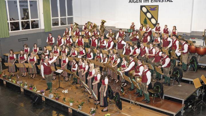 Rund 70 Musiker sorgten beim Frühlingskonzert in Aigen für einen klangvollen Abend. Foto: Franz Gruber-Veit