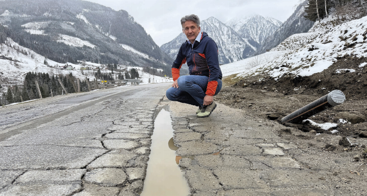 Seit über einem Jahr ist die Straße in der Kleinsölk aufgefräst. Bürgermeister Werner Schwab schaltet nun die Gemeindeaufsicht als Regulativ ein.