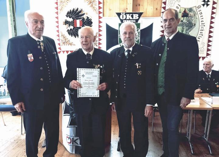 Wilhelm Auth, Obmann Walter Schwab und Bgm. Herbert Gugganig mit Johann Ettinger (2.v.l.), der für 50 Jahre Mitgliedschaft geehrt wurde. 
Foto: ÖKB Irdning