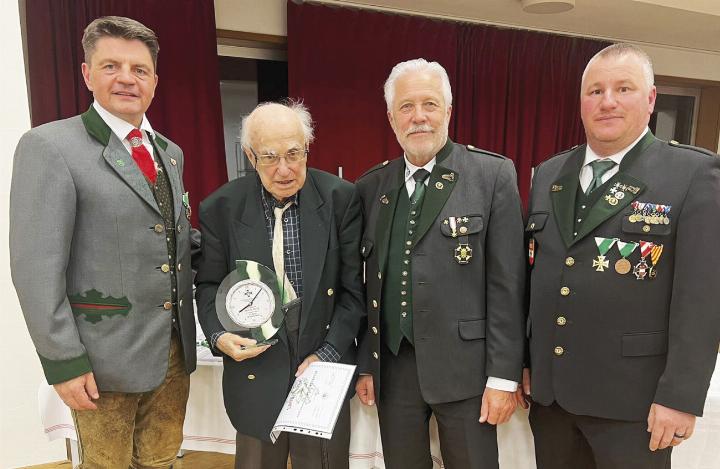 Walter Reich wurde für seine 80-jährige Mitgliedschaft zum ÖKB-Ortsverband Stainach geehrt. Foto: ÖKB Stainach