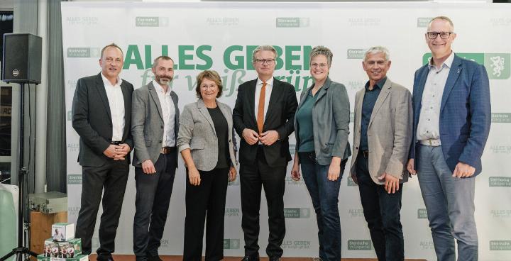 LH Christopher Drexler mit den Kandidaten aus dem Bezirk Liezen: LAbg. Bgm. Armin Forstner, Bgm. Christian Haider, GR Pauline Häusler, Landesbäuerin Viktoria Brandner, Egon Hierzegger und Vzbgm. Egon Gojer. Foto: STVP