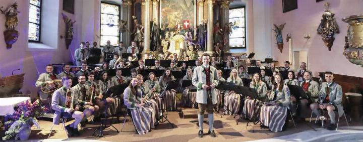 Der Musikverein Öblarn unter der Leitung von Michael Fuchs gab Fanfaren, Walzer, Balladen und Pop-Stücke zum Besten. Foto: Richard Bogner