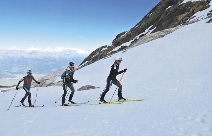 Sarah Dreier, Johanna Hiemer und Paul Verbnjak beim Gletschertraining. 
Foto: Weigl