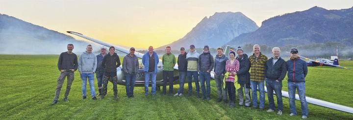 Die Mitglieder der Flugsportgruppe Grimming beim diesjährigen Ziellanden.