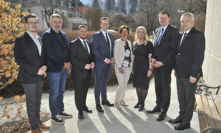 Bgm. Günther Gangl, Ärztlicher Direktor Savo Miocinovic, Klubobmann FPÖ Marco Triller, LR Karlheinz Kornhäusl, Betriebsdirektorin Adelheid Stiendl, Pflegedirektorin Daniela Jamnig, Finanzvorstand KAGes Ulf Drabek und Gerhard Stark, KAGes-Vorstandsvorsitzender (von links) vor dem LKH Rottenmann.

Foto: Helmut Fröschl