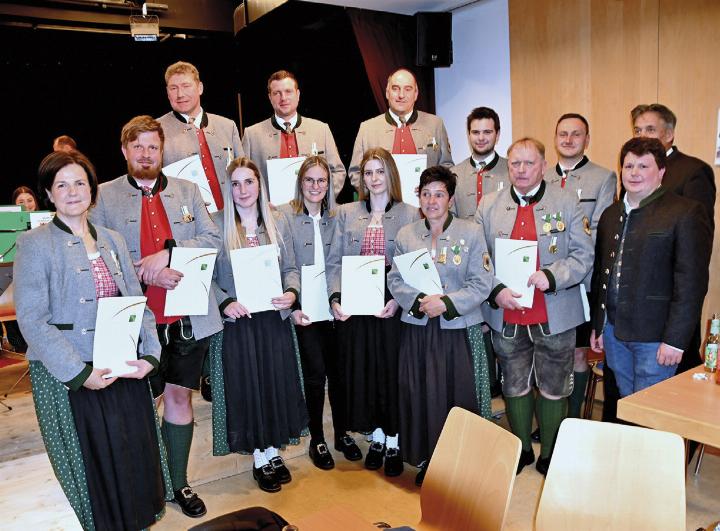 Die Geehrten mit Marcel Perhab und Bürgermeister Werner Schwab (rechts).

Foto: o.K.