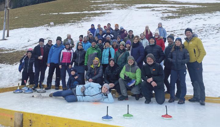 Als Alternativprogramm zum Skirennen war bei den Gesäuse-Wirten Eisschießen angesagt.
