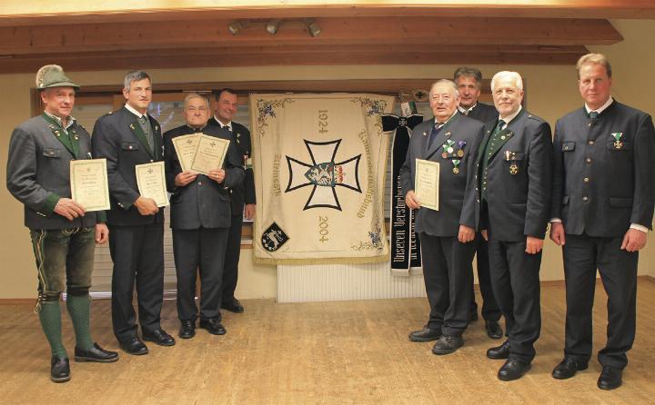 Die bei der Generalversammlung ausgezeichneten Mitglieder des ÖKB Kleinsölk. Foto: ÖKB Kleinsölk