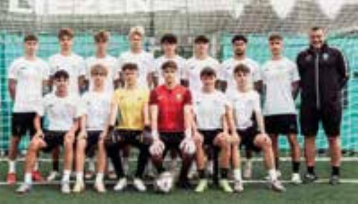 Sektionsleiter Christian Stangl trainiert das junge Team der U18.