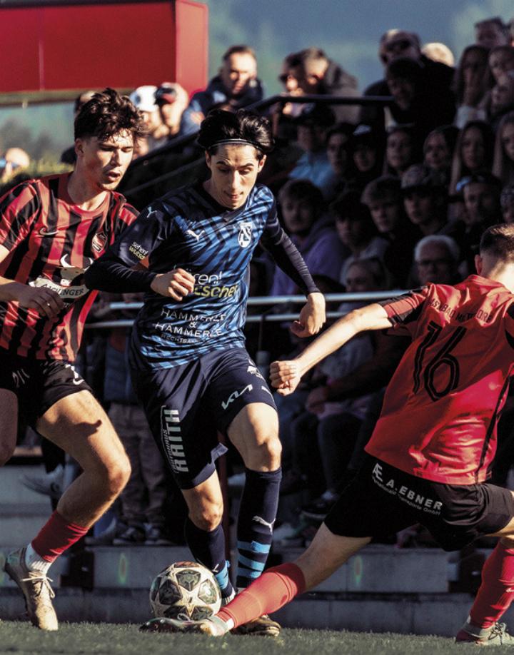 Irdnings Dario Biljesko im Kampf mit zwei Bad-Mitterndorf-Spielern. Foto: o.K.