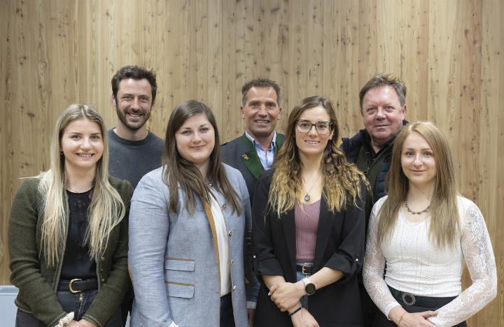 Der neu gewählte Vorstand des Vereins Biolandwirtschaft Ennstal (v.l.): Anna Thöni, Rupert Moosbrugger, Anna Schaunitzer, Georg Gerharter, Viktoria Gewessler, Max Scharzenberger, Stefanie Luidolt. Foto: Martin Huber