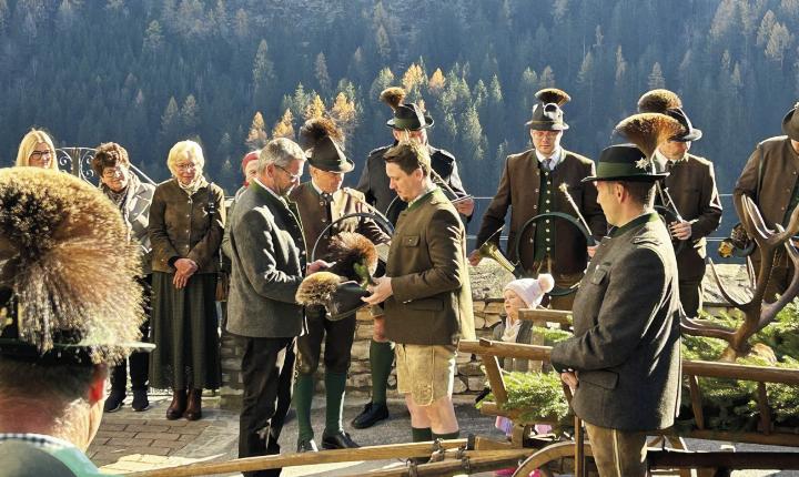 Bezirksjägermeister Johann Trinker übergibt den Bruch an Manuel Wieser, den Erleger des Hubertushirsches. Foto: o.K.