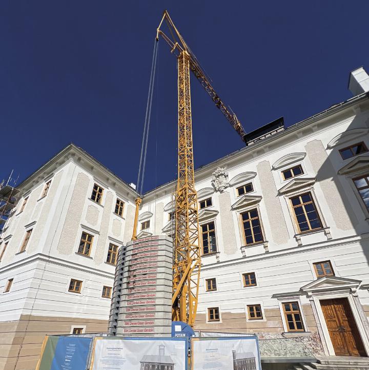 An der Süd- und Ostfassade des Schlosses ist das Gerüst bereits abgebaut und die neue, hellere Fassade bereits sichtbar. Foto: K. Krenn