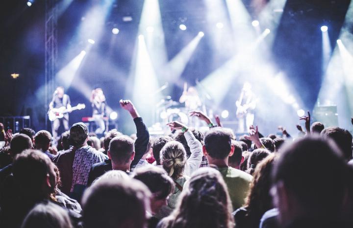 Konzerte und Festivals bringen Menschen zusammen und schaffen Gemeinschaft.