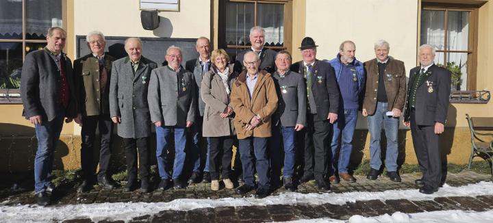 Die Kameraden des Ortsverbandes Donnersbach-Donnersbachwald mit Bgm. Herbert Gugganig (li.) und Bezirksobmann Walter Schwab (re.). Foto: ÖKB