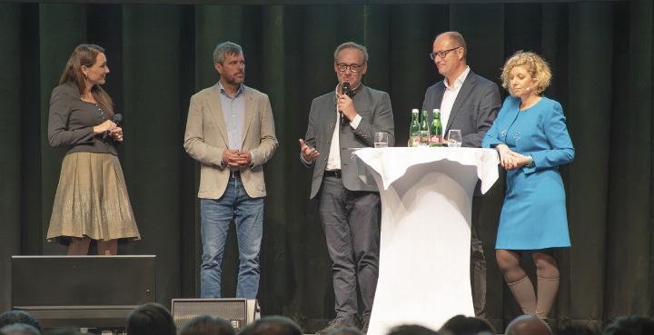 Diskutierten über die strategische Ausrichtung der Tourismusregion Schladming-Dachstein (v.l.): Moderatorin Claudia Aichhorn-Edler, Günther Aigner, TV-Vorsitzender Andreas Keinprecht, TV-GF Mathias Schattleitner, Michaela Hölz. Foto: Ennstaler