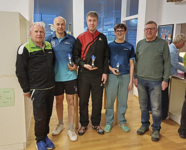 Die Sieger des B-Bewerbes mit den Funktionären (von links): Turnierleiter Erich Fössl sen., Ronald Binder (3.), Christoph Zabresky (Sieger), Tobias Köberl (2.), Obmann Karl Heinz Fössleitner. Foto: ASKÖ Admont