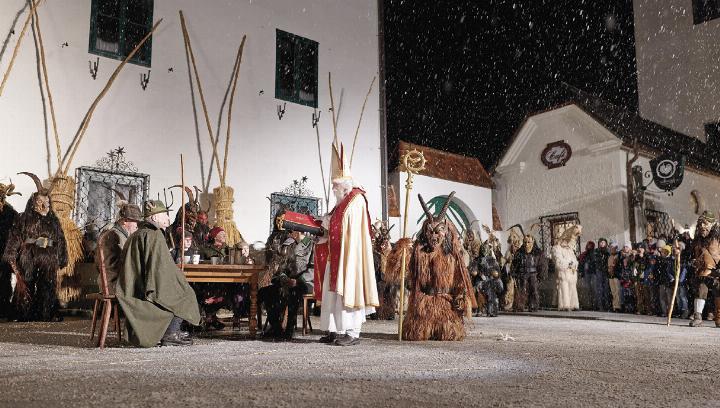 Mystische Gestalten wie Stollenteufel, Schab, Habergeiß, Flechtenmandl und Co tummeln sich neben Krampus und Nikolaus am Öblarner Dorfplatz. 
Foto: Bernd Wimmer