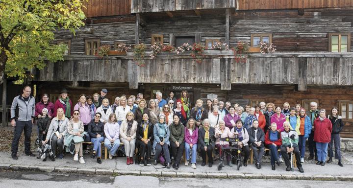 Großes Interesse herrschte beim Stadtrundgang durch Schladming, der nicht nur Gebäude, sondern vor allem die Geschichten der Menschen beleuchtete. © Foto Steinfisch