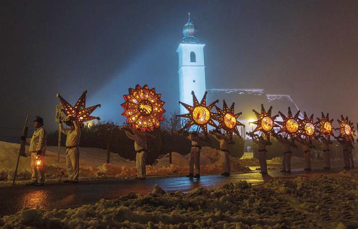 Schillernde Lichtgestalten: Die Glöckler sollen ein gesundes und fruchtbares Jahr einläuten. Foto: Wolfgang Fuchs, Travel Photography