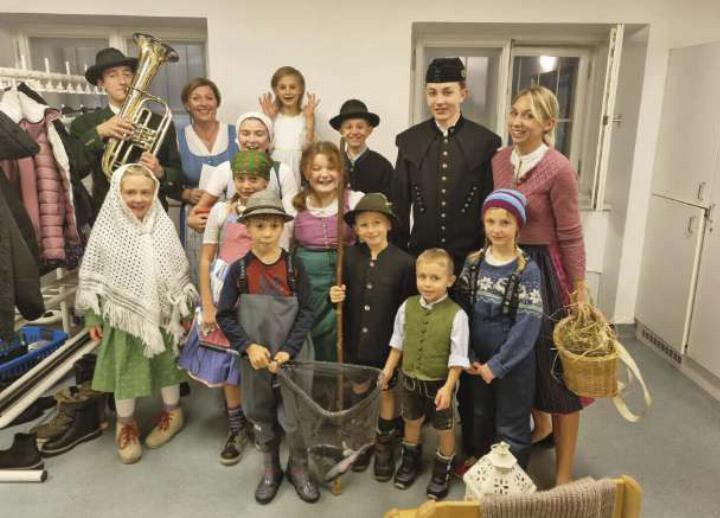 Die Grundlseer Hirtenkinder trugen eine Weihnachtsgeschichte in drei Akten vor. Foto: Wasmaier