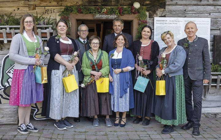 Feierliche Eröffnung der neuen Ausstellung im Mesnerhaus: Karoline Lengdorfer, Martina Kodritsch, Bgm. a. D. Hermann Lengdorfer, Agnes Lemmerer, Barbara Schiefer, Bgm. Werner Schwab, Maria Krause, Inge Lengdorfer und Diakon Wolfgang Griesebner (von links). Foto: Harald Steiner