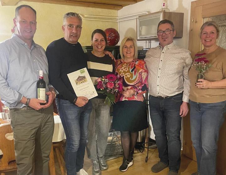 Am Haufhof bei Familie Seggl wurde die Familie Mölders aus Nordrhein-Westfalen für 20 Jahre regelmäßige Urlaubsaufenthalte ausgezeichnet.