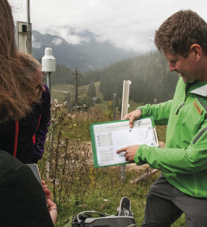 Forschende bei einer Klimastation im Nationalpark Gesäuse.